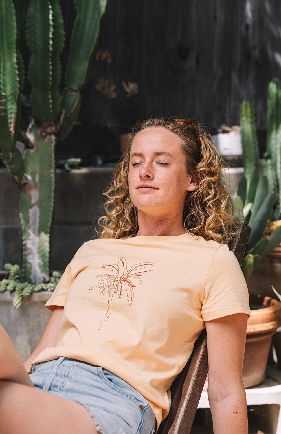 Woman in the sun with a yellow t shirt el banano in buen dia coffee