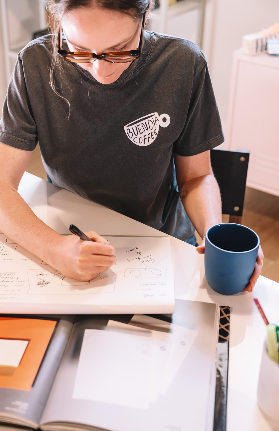 COFFEE MUG T-SHIRT - CHARCOAL