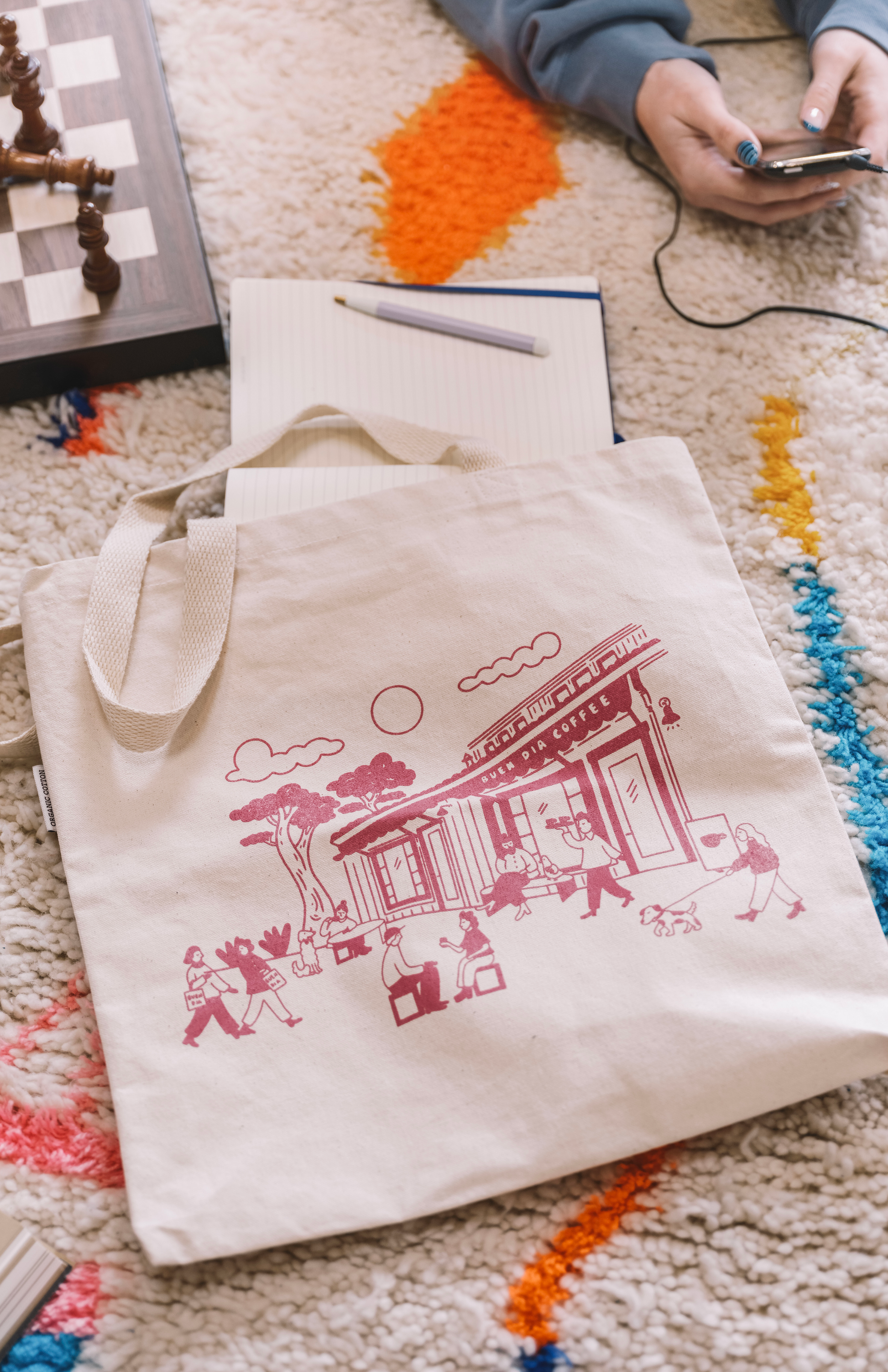 COFFEE SHOP TOTE IN FUCHSIA